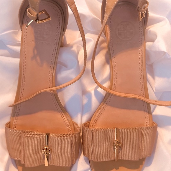 Tory Burch Trudy Nude Patent Bow Sandals - Picture 5 of 12